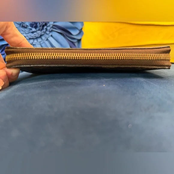 Louis Vuitton Monogram Zippy Wallet - Picture 4 of 10
